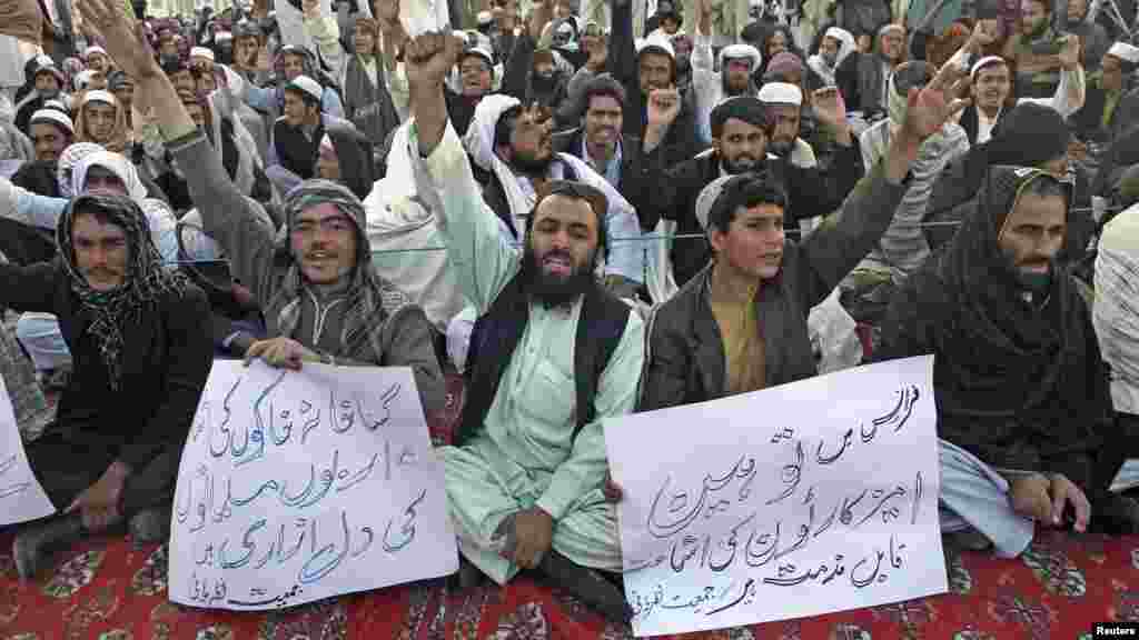 Les manifestants scandent des slogans lors d&#39;une manifestation contre l&#39;hebdomadaire satirique français Charlie Hebdo, qui a oublié une caricature du prophète Mahomet sur sa souverture après l&#39;attaque terroriste à Paris, Quetta, Pakistan, le 16 janvier 2015