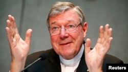 Kardinal Australia, George Pell memberikan konferensi pers di Vatikan (foto: dok).