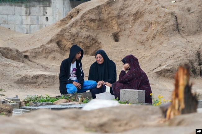 Sebuah keluarga Palestina menyambut Idulfitri dengan mengunjungi makam anggota keluarga yang tewas dalam serangan Israel, Rabu 10 April 2024.