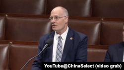 资料照片：众议院美国与中国共产党战略竞争特设委员会主席、来自密歇根州的共和党众议员穆勒纳尔在院会发言。(2025年12月4日)