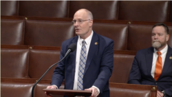 资料照片：众议院美国与中国共产党战略竞争特设委员会主席、来自密歇根州的共和党众议员约翰·穆勒纳尔就保护美国学生不受中共影响的法案发表讲话。(2025年12月4日)