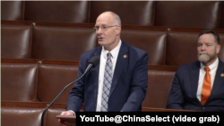 资料照片：众议院美国与中国共产党战略竞争特设委员会主席、来自密歇根州的共和党众议员约翰·穆勒纳尔就保护美国学生不受中共影响的法案发表讲话。(2025年12月4日)