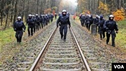 Polisi Jerman menyingkirkan ribuan demonstran yang berusaha menghambat rute perjalanan truk-truk pengangkut 123 ton limbah nuklir.