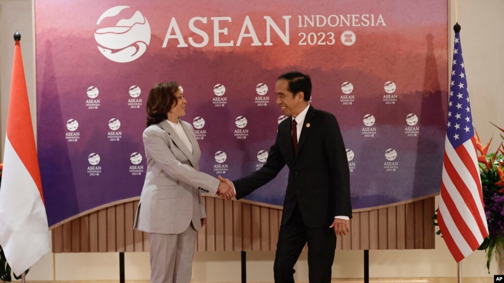 美国副总统卡马拉·哈里斯（Kamala Harris）2023年9月6日在雅加达出席东盟（ASEAN）峰会期间与印尼总统佐科·维多多（Joko Widodo）举行双边会谈。（美联社）(photo:VOA)
