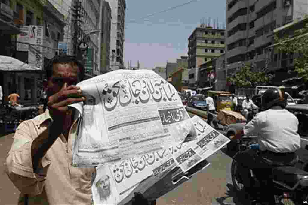 A Pakistani hawker shows a copy of a newspaper reporting the killing of al-Qaida leader Osama bin Laden in Pakistan, Karachi, Pakistan, May 2, 2011 (AP)