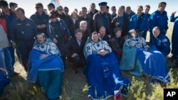 Роман Романенко, Томас Машбёрн и Крис Хадфилд после приземления. 14 мая 2013г.