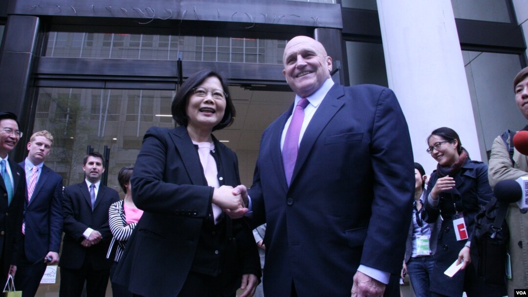 民進黨主席蔡英文與前美國副國務卿阿米蒂奇會面(美國之音鐘辰芳拍攝)