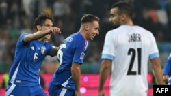 El mediocampista italiano Davide Frattesi, en el centro, celebra el tercero de los 4 goles que anotó su selección ante Israel en el estado Friuli de Údine, Italia, el 14 de octubre de 2024. (AFP)