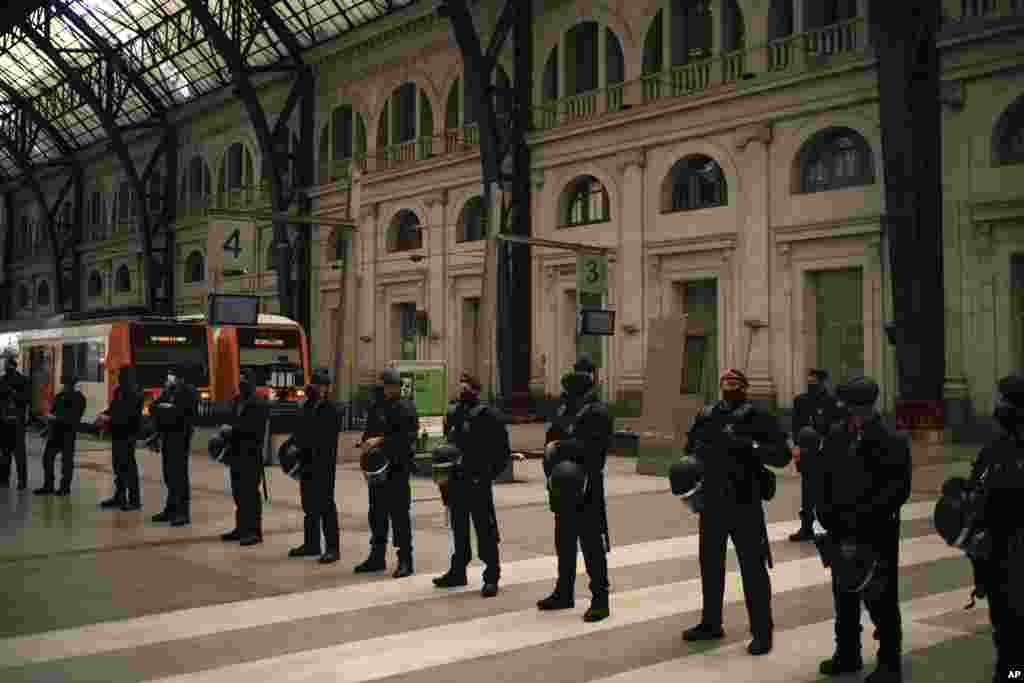 Katalan polisi Barselonada keçirilən etiraz askiyasında "Estacio de França" qatar stansiyasını qoruyur. 