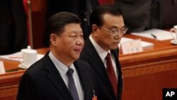 中国国家主席习近平和总理李克强在全国人民代表大会开幕式上（2019年3月5日）