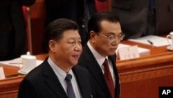 Presiden China Xi Jinping (kiri) dan PM China Li Keqiang tiba di Balai Rakyat China di Beijing, 5 Maret 2019.
