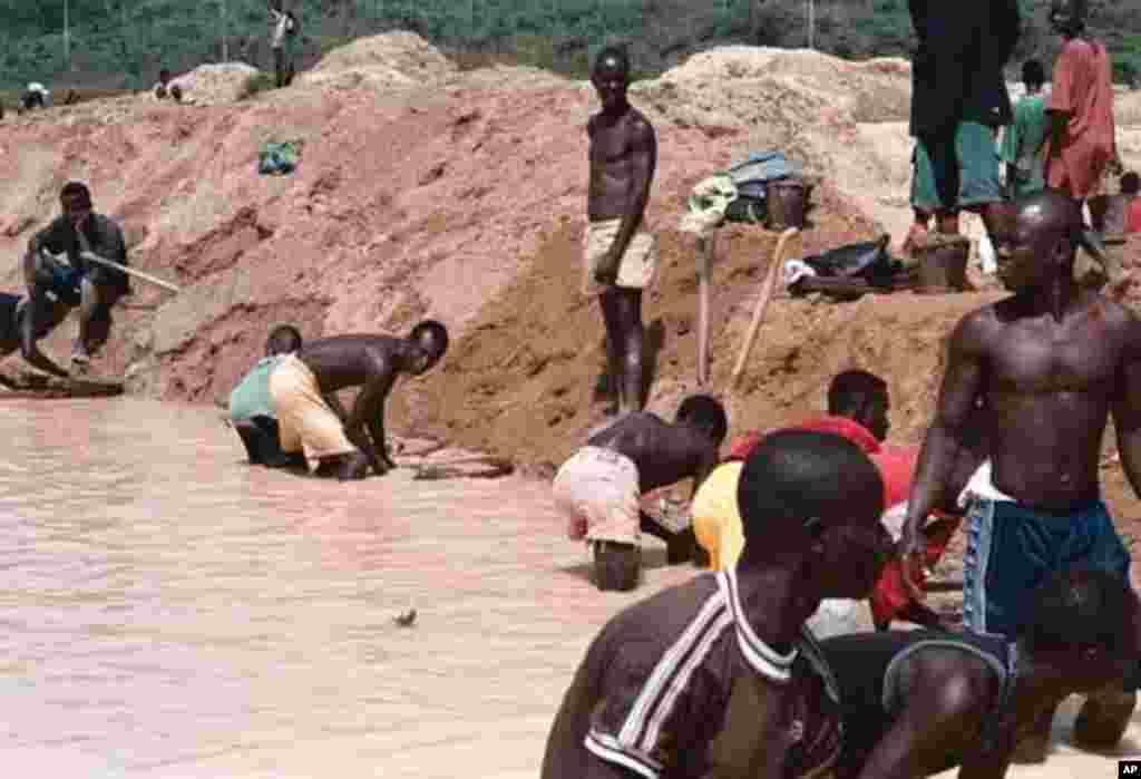 Ex members of the RUF mine for diamonds at Tongo field near Bo, eastern Sierra Leone, January, 2002. (N. Barge/VOA)