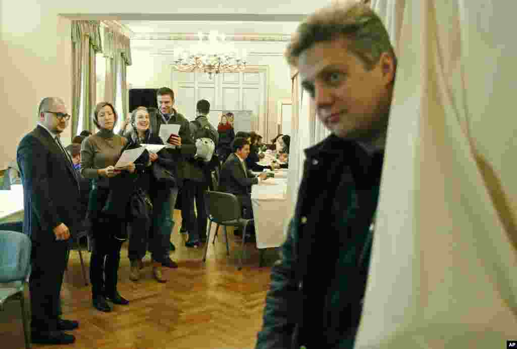 Russian expatriates prepare to cast their votes in the presidential election, at the Russian Embassy in London, March 4, 2012. (Reuters)