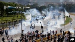 Soldados de la Guardia Nacional Bolivariana de Venezuela lanzan gas lacrimógeno a manifestantes de oposición en Caracas. Abril 19 de 2017.