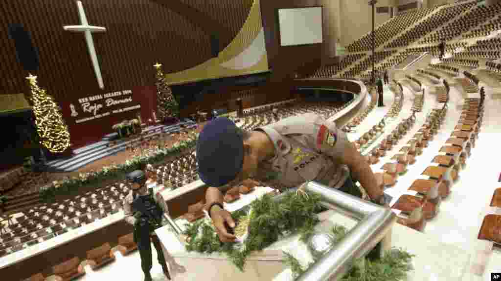 Des membres d&#39;équipe de déminage de la police indonésienne sont à la recherche&nbsp; des matiériels suspects, ils essayent de prévenir les attaques terroristes antérieures à la masse la veille de Noël à la cathédrale Messie (Katedral Mesias) à Jakarta, en Indonésie, le mercredi 24 décembre 2014.