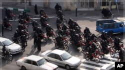 جه‌لیل ئازادیخا: ڕژێمی ئێران له‌ ناوه‌وه‌ داڕماوه‌ و ته‌نها شتێک به‌ ده‌ستیه‌وه‌ مابێت به‌ربه‌ره‌کانیکردنی ده‌ره‌وه‌یه