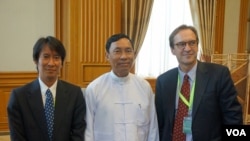 VOA Director David Ensor (right) with the speaker of parliament, Thura U Shwe Mann (center) on Monday, June 4, 2012. VOA Burmese service chief Lwin Htun Than (left) (Photo VOA)