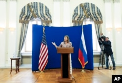 2015年5月18日，美国助理国务卿维多利亚·纽兰在美国驻莫斯科大使官邸召开记者会