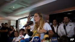 Lilian Tintori habla durante una conferencia de prensa en Caracas.