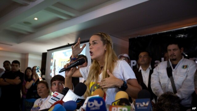 Lilian Tintori habla durante una conferencia de prensa en Caracas.
