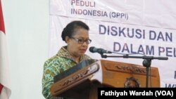 Menteri Pemberdayaan dan perlindungan Anak sedang berpidato tentang SDGs di kantor PKBI, Jakarta, Senin (15/2). (VOA/Fathiyah)