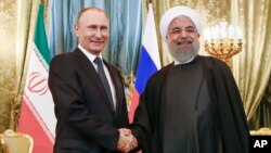 Presiden Rusia Vladimir Putin (kiri) menerima kunjungan Presiden Iran Hassan Rouhani di Moskow, Selasa (28/3).