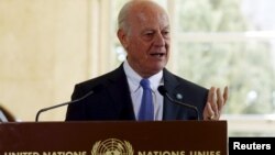 Mjumbe maalum wa Umoja wa Mataifa kwa ajili ya Syria Staffan de Mistura akizungumza na waandishi habari mjini Geneva, Uswisi, March 14, 2016.