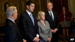 De izquierda a derecha, senador Jeff Sessions, representante Paul Ryan, senadora Patty Murray y representante Chris Van Hollen, miembros de la conferencia de presupuesto.