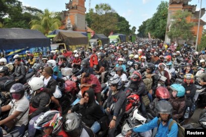 Jutaan warga melakukan mudik ke kampung halaman dalam rangka Idul Fitri (foto: dok).