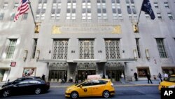 Nyu-Yorkdagi mashhur "Waldorf Astoria" mehmonxonasi 2014-yilda Hilton sulolasi qo'lidan 1,95 milliard dollar evaziga Xitoyning "Anbang" sug'urta kompaniyasiga o'tdi 