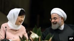 이란을 방문한 박근혜 한국 대통령(왼쪽)이 하산 로하니 이란 대통령과 2일 테헤란 사드아바드 궁에서 정상회담 후 공동기자회견에 참석했다.