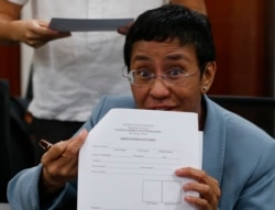 រូបឯកសារ៖ ​លោក​ស្រី Maria Ressa នាយិកា​គ្រប់គ្រង​បណ្តាញ​ផ្សព្វផ្សាយ​ព័ត៌មាន Rappler ប្រចាំ​ប្រទេស​ហ្វីលីពីន​ដែល​រាយការណ៍​លម្អិត​ពី​គោលនយោបាយរបស់​លោក​ប្រធានាធិបតី​ហ្វីលីពីន Rodrigo Duterte បាន​បង្ហាញ​ដីកា​ចាប់​ខ្លួន​លោក​ស្រី​ទៅ​កាន់​អ្នក​សារព័ត៌មាន ក្រោយ​ពេល​ដែល​ទីភ្នាក់ងារ​ស៊ើបអង្កេត​ជាតិ​ហ្វីលីពីន​បាន​ចេញ​ដីកា​នេះ​ដើម្បី​ចាប់​ខ្លួន​លោកស្រី កាលពី​ថ្ងៃទី១៣ ខែកុម្ភៈ ឆ្នាំ២០១៩។