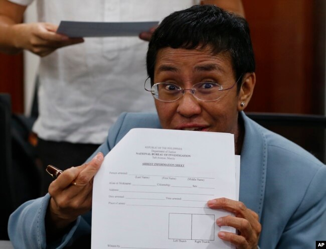 រូបឯកសារ៖ ​លោក​ស្រី Maria Ressa នាយិកា​គ្រប់គ្រង​បណ្តាញ​ផ្សព្វផ្សាយ​ព័ត៌មាន Rappler ប្រចាំ​ប្រទេស​ហ្វីលីពីន​ដែល​រាយការណ៍​លម្អិត​ពី​គោលនយោបាយរបស់​លោក​ប្រធានាធិបតី​ហ្វីលីពីន Rodrigo Duterte បាន​បង្ហាញ​ដីកា​ចាប់​ខ្លួន​លោក​ស្រី​ទៅ​កាន់​អ្នក​សារព័ត៌មាន ក្រោយ​ពេល​ដែល​ទីភ្នាក់ងារ​ស៊ើបអង្កេត​ជាតិ​ហ្វីលីពីន​បាន​ចេញ​ដីកា​នេះ​ដើម្បី​ចាប់​ខ្លួន​លោកស្រី កាលពី​ថ្ងៃទី១៣ ខែកុម្ភៈ ឆ្នាំ២០១៩។