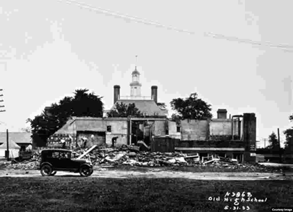 Sebuah bangunan sekolah dihancurkan dalam rekonstruksi Istana Gubernur pada awal 1930an.&nbsp;(Photo courtesy The Colonial Williamsburg Foundation) 