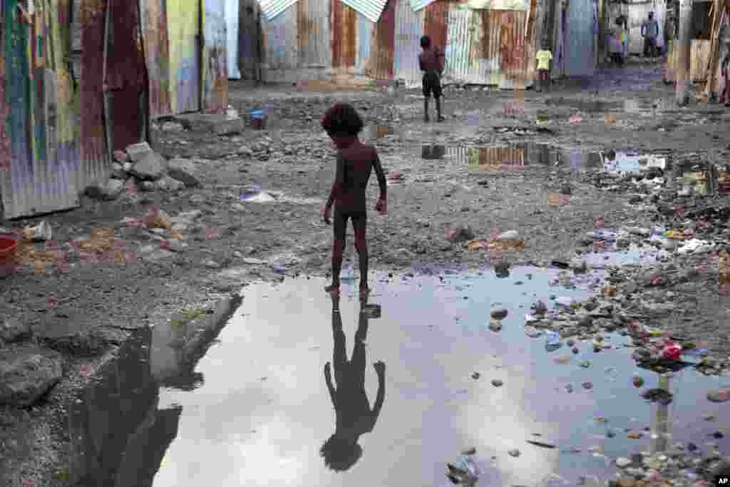 Un niño juega en una poza de agua formada en un barrio pobre de Puerto Príncipe, Haití, el miércoles, mientras el poderoso huracán Irma amenaza la isla nación con una fuerza descomunal. Irma llegará el jueves a Haití. AP Sept. 6, 2017.