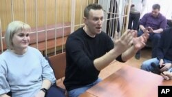 El líder opositor ruso Alexei Navalny compareció en una corte en Moscú, el lunes, 27 de marzo, de 2017.