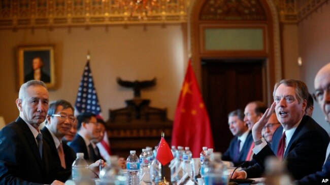 美国贸易代表莱特希泽及美方官员同中国副总理刘鹤率领的中方代表团在华盛顿会谈（2019年1月30日美联社）