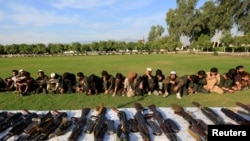 Miembros del grupo yihadista Estado Islámico tras entregarse a las fuerzas afganas en Jalalabad, en la provincia de Kangarhar, el 17 de noviembre de 2019.