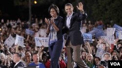 Michelle Obama mendampingi Presiden Obama saat berkampanye di Ohio State University di Columbus, negarabagian Ohio.