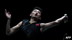 Lin Dan, pebulu tangkis unggulan China, mengembalikan servis dalam laga final tunggal putra turnamen Malaysia Terbuka melawan rekan senegaranya, Chen Long, di Kuala Lumpur, 7 April 2019. (Foto: AFP)