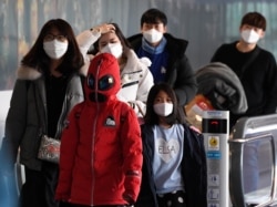 Passengers wearing masks to prevent a new coronavirus arrive at Incheon International Airport in Incheon, South Korea, Jan. 29, 2020.