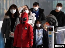 Passengers wearing masks to prevent a new coronavirus arrive at Incheon International Airport in Incheon, South Korea, Jan. 29, 2020.
