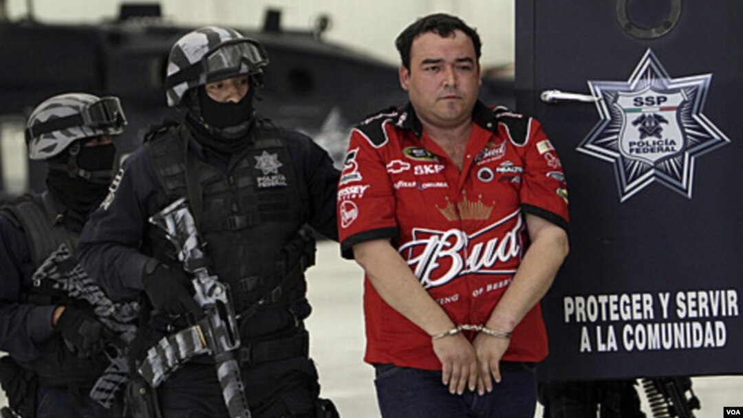 Gilberto Barragan Balderas, dibawa ke hadapan media media Meksiko oleh para polisi di Mexico City (21/5).