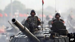 Kendaraan lapis baja militer Myanmar dalam parade memperingati HUT ke-72 Angkatan Bersenjata Myanmar di Naypyitaw, 27 Maret 2017. (Foto: dok).