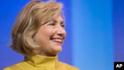 Hillary Clinton mengumumkan program bernilai 600 juta dollar untuk membantu anak-anak perempuan di seluruh dunia masuk SMP pada pertemuan tahunan Clinton Global Initiative di New York, Rabu, (24/9)