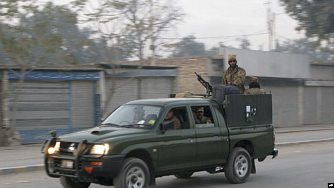 Tentara militer Pakistan tengah berpatroli di jalanan kota Bannu (Foto: dok). Lima orang polisi dan tiga warga sipil dilaporkan cedera saat bom meledak di kota ini, Selasa (4/12). 