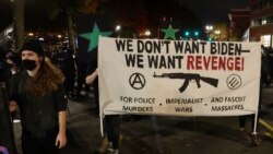 Les manifestants portent une bannière lors d'une manifestation au lendemain du scrutin, à Portland, Oregon, le 4 novembre 2020.