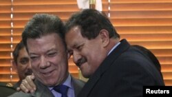 El presidente de Colombia, Juan Manuel Santos (izq) y el vicepresidente Angelino Garzón (der) fueron diagnosticados con cáncer de próstata. Los dos están en tratamiento.