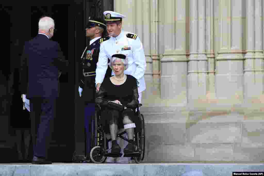 Roberta McCain, mama yake Seneta John McCain, akiwa anahudhuria ibada maalum ya kumuenzi mtoto wake katika kanisa la National Cathedral&nbsp; Washington, Jumamosi Septemba 1, 2018.&nbsp;