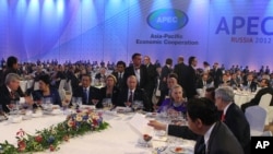 Tổng thống Nga Vladimir Putin (chính giữa) và Ngoại trưởng Mỹ Hillary Clinton (thứ tư từ phải qua) trong một buổi tiếp khách tại hội nghị thượng đỉnh APEC ở Vladivostok, 8/9/2012